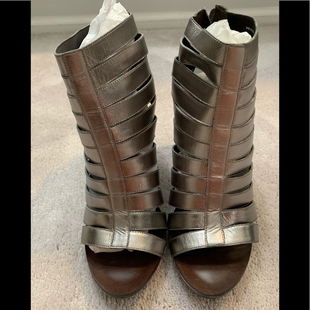 Banana Republic 9.5 grey metallic leather heels